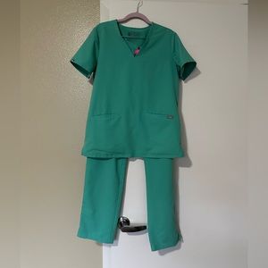 Figs Scrubs in Surgical Green. Casma top and straight leg bottoms. Worn once!